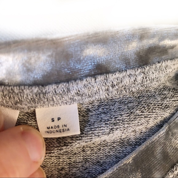 GAP grey velvet trimmed tee size small - Picture 8 of 8